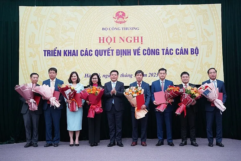 Bộ trưởng Bộ Công Thương Nguyễn Hồng Diên trao quyết định cho các cán bộ. Ảnh: BCT