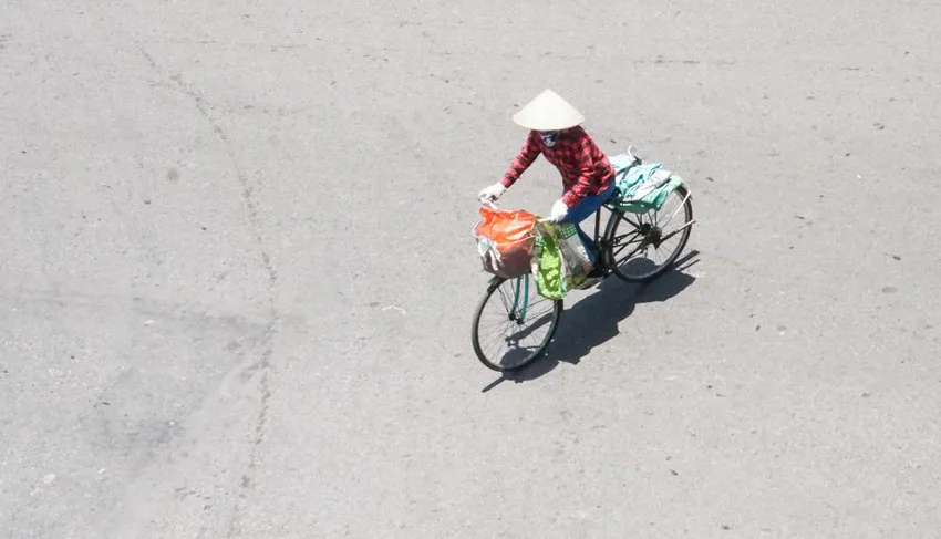 Do ảnh hưởng của áp thấp nóng và gió phơn, ở các tỉnh Sơn La, Hòa Bình, khu vực đồng bằng Bắc Bộ, các tỉnh Bắc và Trung Trung Bộ đã xảy ra nắng nóng diện rộng. Ảnh: PHI HÙNG Do ảnh hưởng của áp thấp nóng và gió phơn, ở các tỉnh Sơn La, Hòa Bình, khu vực đồng bằng Bắc Bộ, các tỉnh Bắc và Trung Trung Bộ đã xảy ra nắng nóng diện rộng. Ảnh: PHI HÙNG