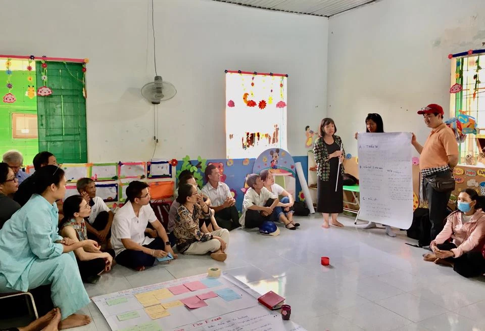 Các nhà báo tham gia thực hành công cụ đánh giá mức độ dễ bị tổn thương của các cộng đồng trước thiên tai tại xã Đắk Drô, huyện Krông Nô.