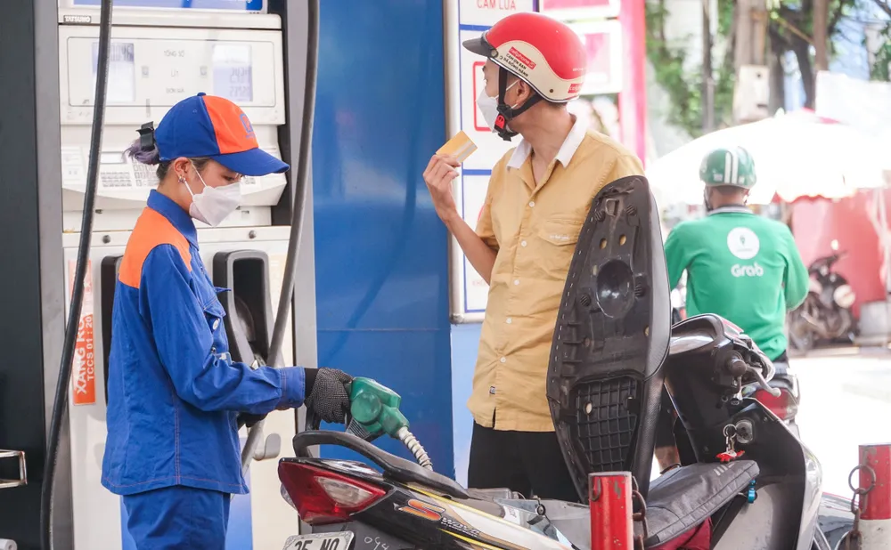 DN bán lẻ xăng dầu đang gặp rất nhiều khó khăn do quy định trong Nghị định số 95/2021/NĐ-CP về kinh doanh xăng dầu nhiều bất cập. Ảnh minh hoạ: PHI HÙNG