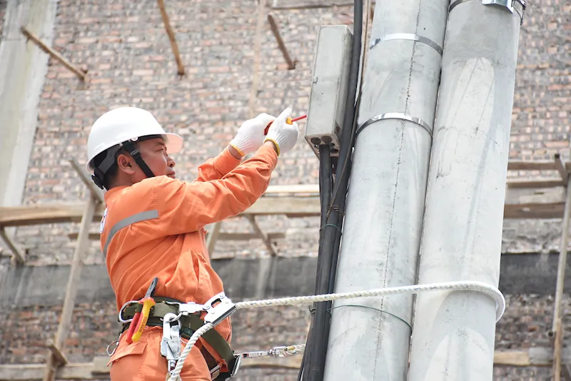 Nhân viên điện lực Hà Nội xử lý các sự cố về điện. Ảnh: EVNHANOI