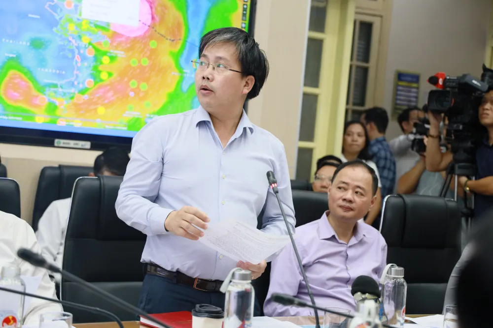 Ông Mai Văn Khiêm, Giám đốc Trung tâm Dự báo khí tượng thuỷ văn quốc gia, báo cáo về tình hình bão số 1. Ảnh: GIA CHÍNH