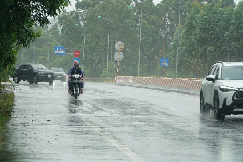 Hoàn lưu bão số 1 gây mưa lớn nhiều nơi. Ảnh: PHI HÙNG