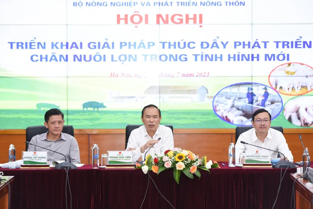 Thứ trưởng Bộ NN&amp;PTNT Phùng Đức Tiến chủ trì hội nghị về thực trạng phát triển chăn nuôi heo. Ảnh: Tùng Đinh