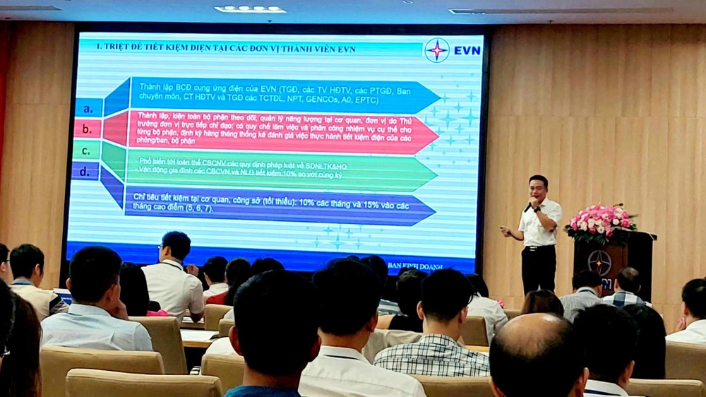 Ông Trần Viết Nguyên, Phó trưởng Ban Kinh doanh EVN chia sẻ tại hội nghị. Ảnh: AH