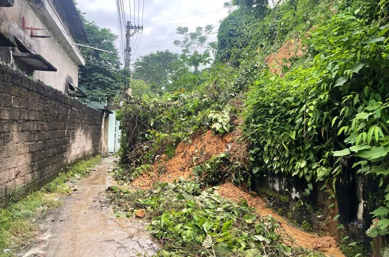Mưa lớn làm sạt lở nhiều khu vực ở Yên Bái. Ảnh: Cổng TTĐT Yên Bái satlodat7102023.jpg