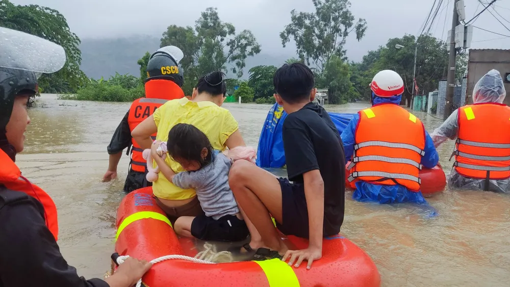 Lực lượng công an sơ tán các em nhỏ ở vùng ngập lụt tại Đà Nẵng đến nơi an toàn. Ảnh: CA cứu em nhỏ ngập lụt ở đà nẵng-ảnh công an