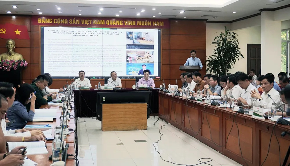 Thứ trưởng Bộ NN&PTNT Phùng Đức Tiến (ngồi giữa) chủ trì hội nghị. Ảnh: AH tuong-thuat-truc-tiep-hoi-nghi-ngan-chan-nhap-lau-gia-suc-gia-cam-145414_855.jpg