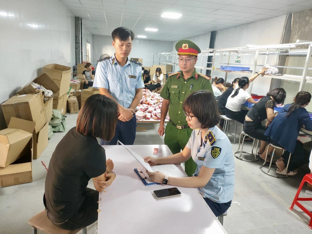 Đại diện công ty làm việc với cơ quan chức năng tại thời điểm kiểm tra. Ảnh: DMS 1.jpeg