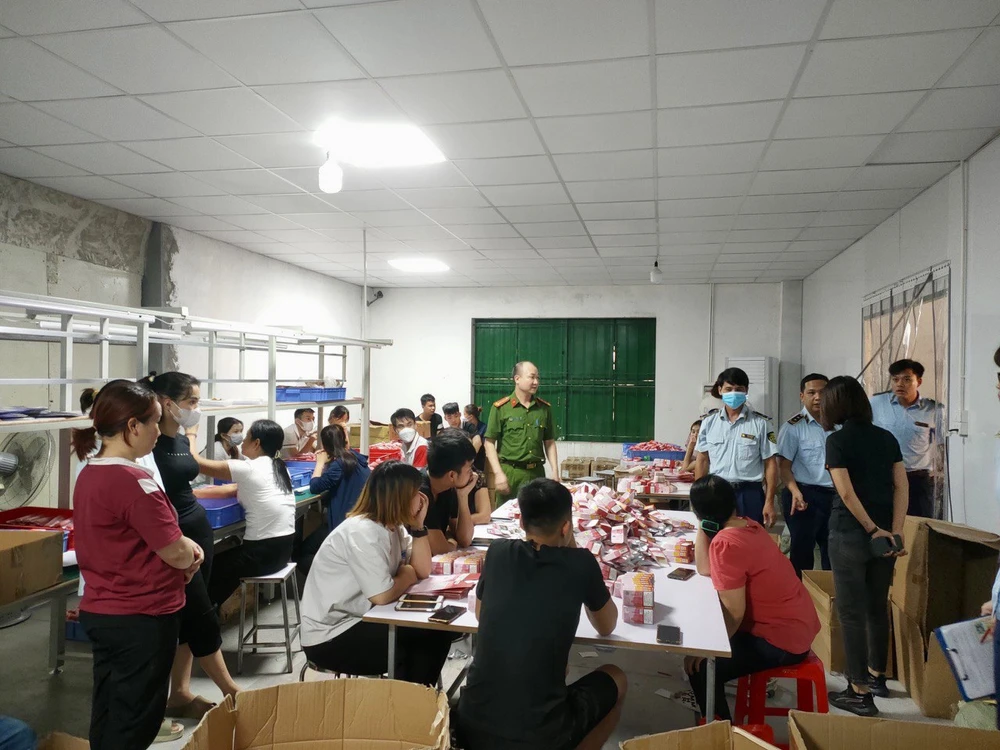 Thời điểm kiểm tra, công ty không xuất trình được bất cứ hóa đơn, chứng từ nào về việc đóng gói và các hoạt động khác làm ra hàng hóa là thuốc lá điện tử nói trên. Ảnh: DMS 3.jpeg