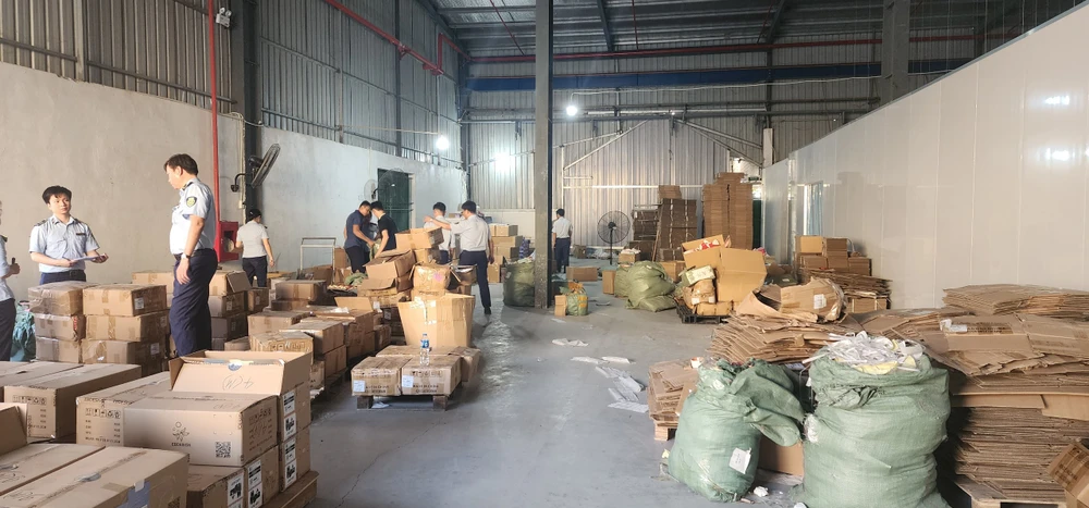 Kiểm đếm thực tế, lực lượng chức năng phát hiện 108.000 sản phẩm thuốc lá điện tử các loại. Ảnh: DMS z4826333554769_986442d230de1be417b620cb01b3657a.jpg