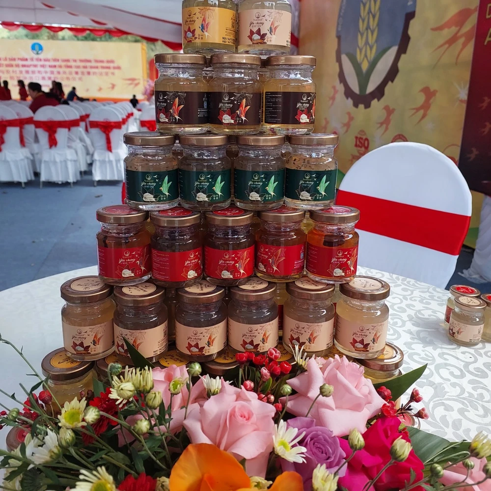 Sản phẩm yến hũ chưng sẵn xuất khẩu sang Trung Quốc. z4886596698691_a4bdea4f4a2508b62656fe0a6dbd251c.jpg