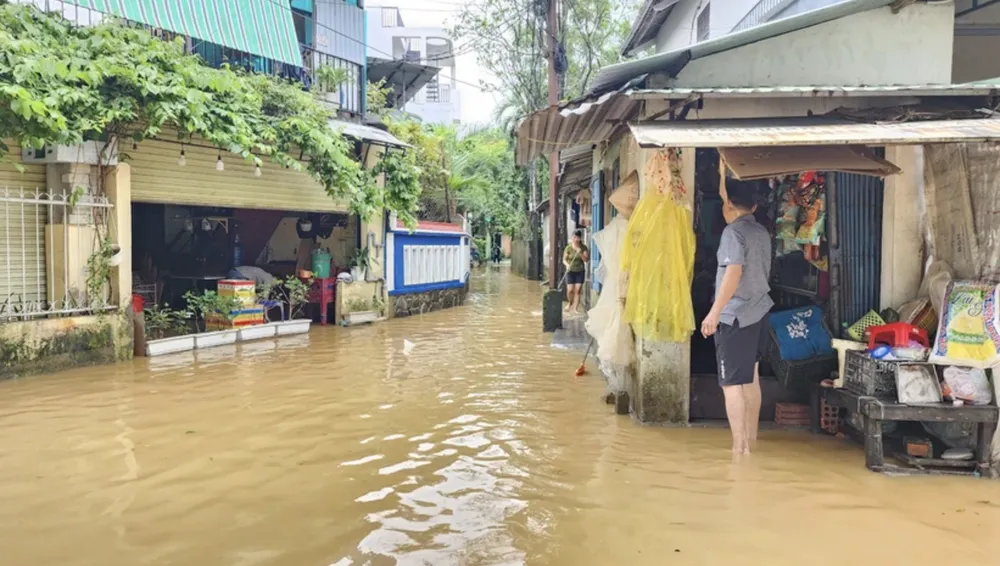 Thời điểm lớn nhất có hơn 20.000 ngôi nhà ở miền Trung bị ngập. Ảnh: NGUYỄN DO mua-lu