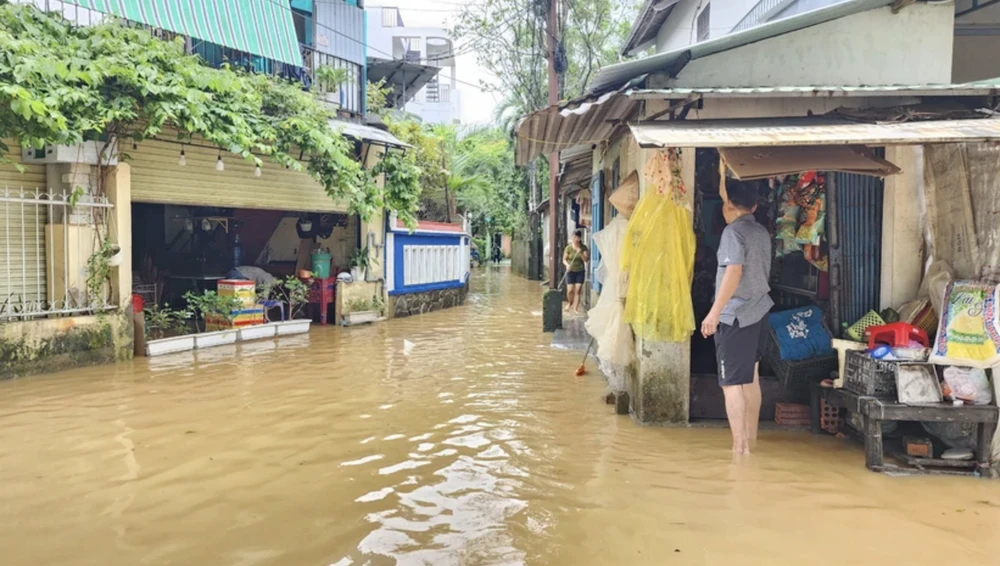 Nhiều nơi ở Huế ngập nặng trong đợt mưa to đầu tháng 11 vừa qua. Ảnh: NGUYỄN DO