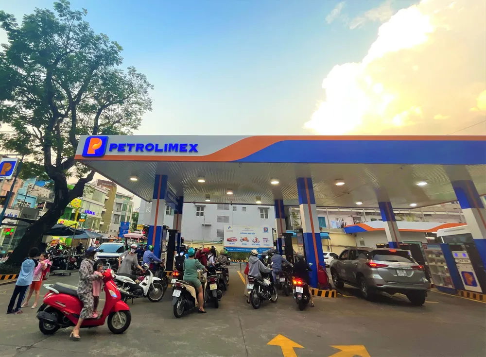 giá xăng dầu được điều chỉnh tăng giảm không đáng kể