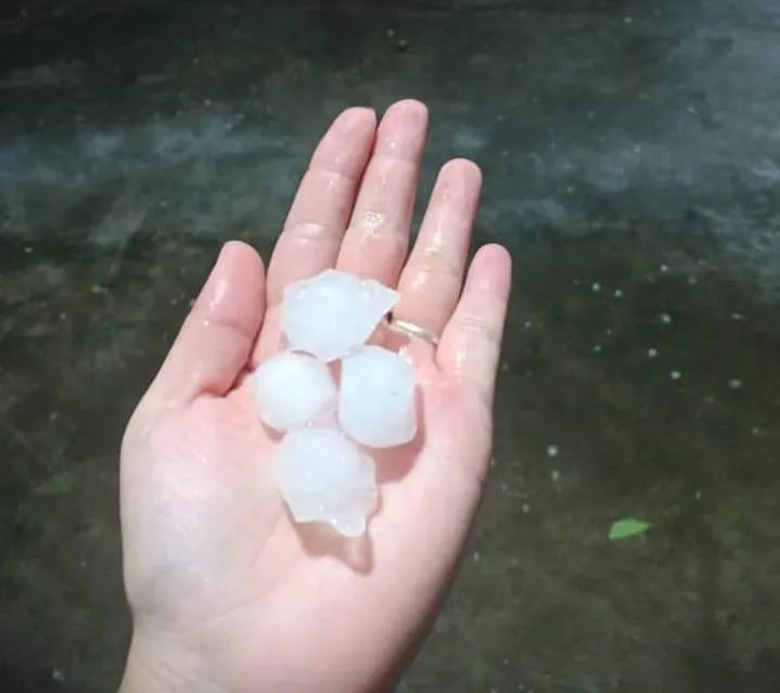 Mưa đá xuất hiện tại huyện Ứng Hoà, Hà Nội. Ảnh: CTV Hà Nội xuất hiện mưa đá