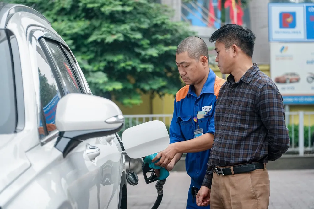 Từ 15 giờ ngày 25-4, giá xăng giảm đồng loạt hơn 300 đồng/lít. Ảnh: PHI HÙNG giá xăng