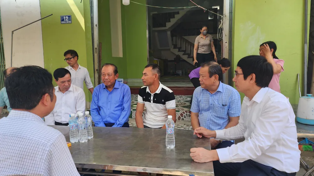 Đồng chí Trương Hòa Bình cùng với lãnh đạo tỉnh Thanh Hóa và ông Mai Ngọc Phước, Tổng biên tập Báo Pháp Luật TP.HCM chia sẻ với gia đình ngư dân không may gặp nạn trong vụ chìm tàu cá ở vùng biển Quảng Ninh khiến 4 ngư dân gặp nạn. 1hdj.jpg