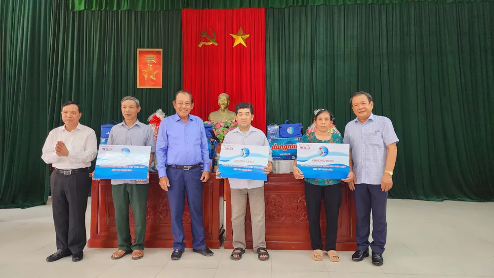 Đồng chí Trương Hòa Bình, nguyên Ủy Viên Bộ Chính trị, nguyên Phó Thủ tướng Thường trực Chính phủ, Chủ tịch danh dự chương trình cùng với lãnh đạo tỉnh Thanh Hóa và ông Mai Ngọc Phước, Tổng biên tập Báo Pháp Luật TP.HCM trao quà cho các ngư dân có hoàn cảnh khó khăn tại xã Quảng Nham, huyện Quảng Xương, tỉnh Thanh Hoá chiều 26-4. Cùng ngư dân thắp sáng đèn trên biển