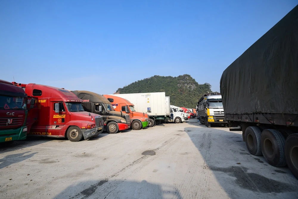 Xe hàng nằm chờ xuất khẩu ở cửa khẩu Tân Thanh, Lạng Sơn. Ảnh: AH xe hàng Việt Nam bị lưu giữ trái phép tại Trung Quốc.jpg