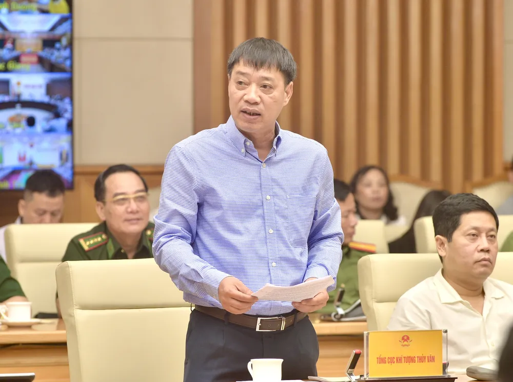Ông Hoàng Đức Cường, Phó Tổng cục trưởng Tổng cục Khí tượng thủy văn, báo cáo tại hội nghị. Ảnh: ĐINH HUY thiên tai.jpg
