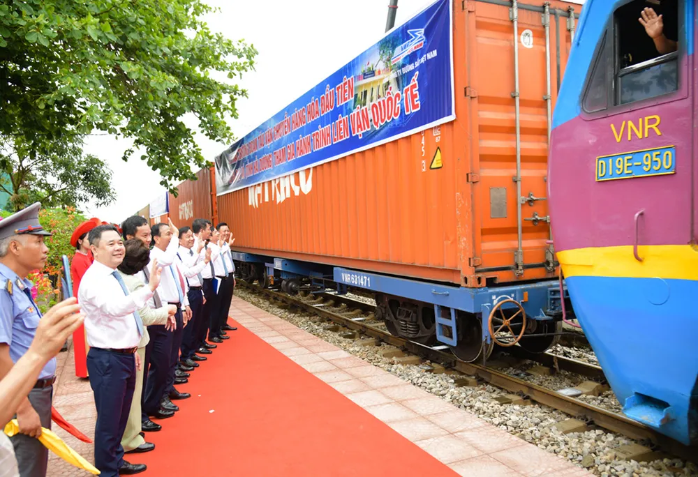Chuyến tàu hàng hóa đầu tiên xuất phát từ Ga Cao Xá (Hải Dương) tham gia hành trình liên vận quốc tế. Ảnh: CMSC đường sắt.jpeg