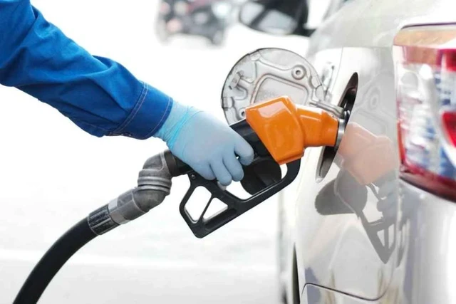 Bộ Công Thương cho biết từ đầu năm 2024 đến nay đã có 16 thương nhân phân phối xăng dầu đề nghị trả lại giấy phép. Ảnh minh hoạ xăng dầu.JPG