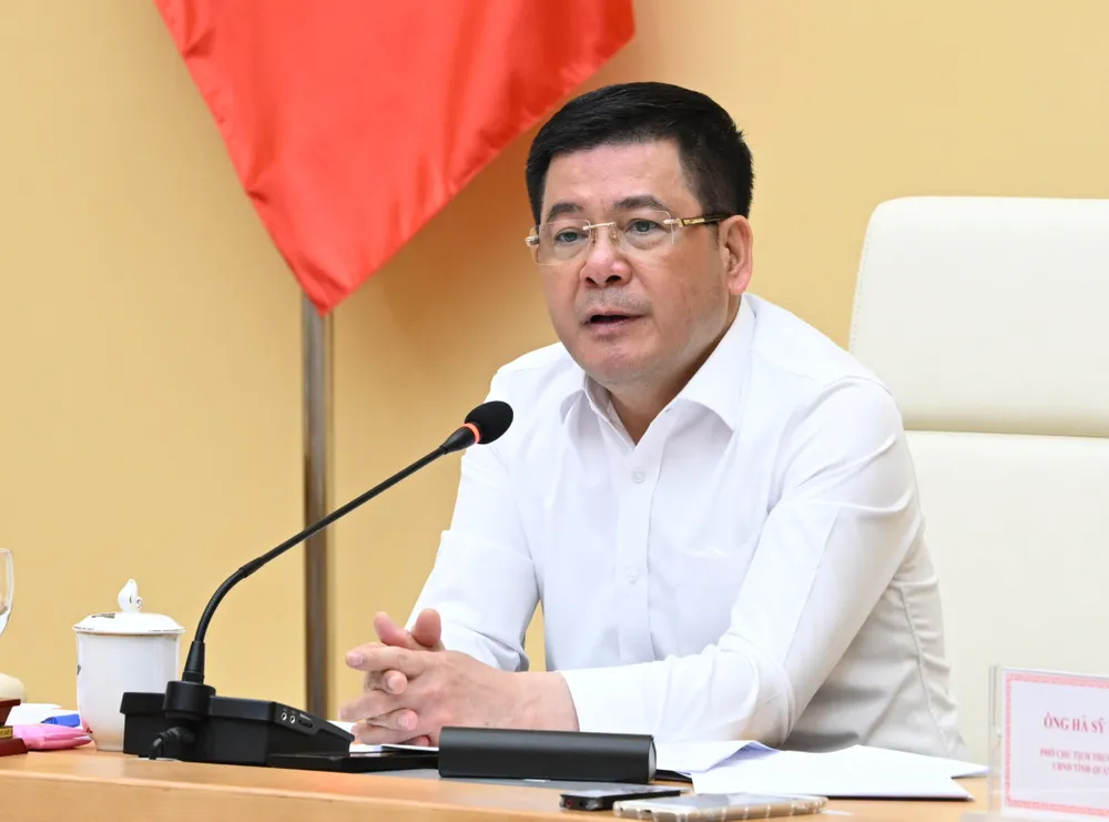 Bộ trưởng Nguyễn Hồng Diên phát biểu ý kiến tại cuộc họp. Ảnh: BCT điện khí.jpg