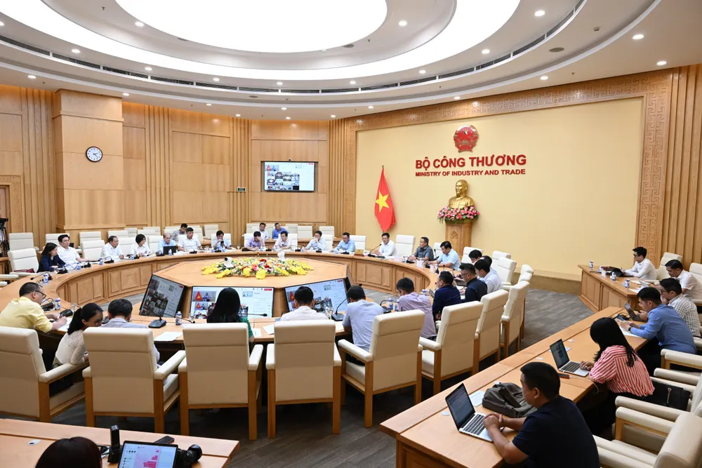 Bộ trưởng Nguyễn Hồng Diên họp với các địa phương, chủ đầu tư về dự án điện khí. Ảnh: BCT điện khí..jpg