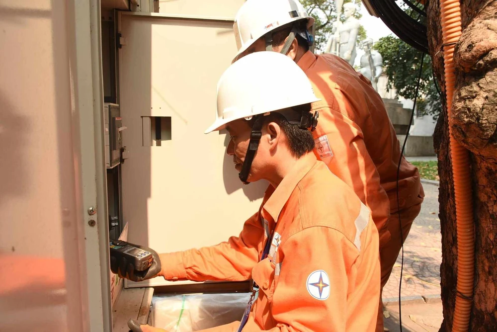 Tiêu thụ điện đạt kỷ lục, lần đầu tiên vượt 1 tỉ kWh/ngày. Ảnh: EVN tiêu thụ điện.jpeg