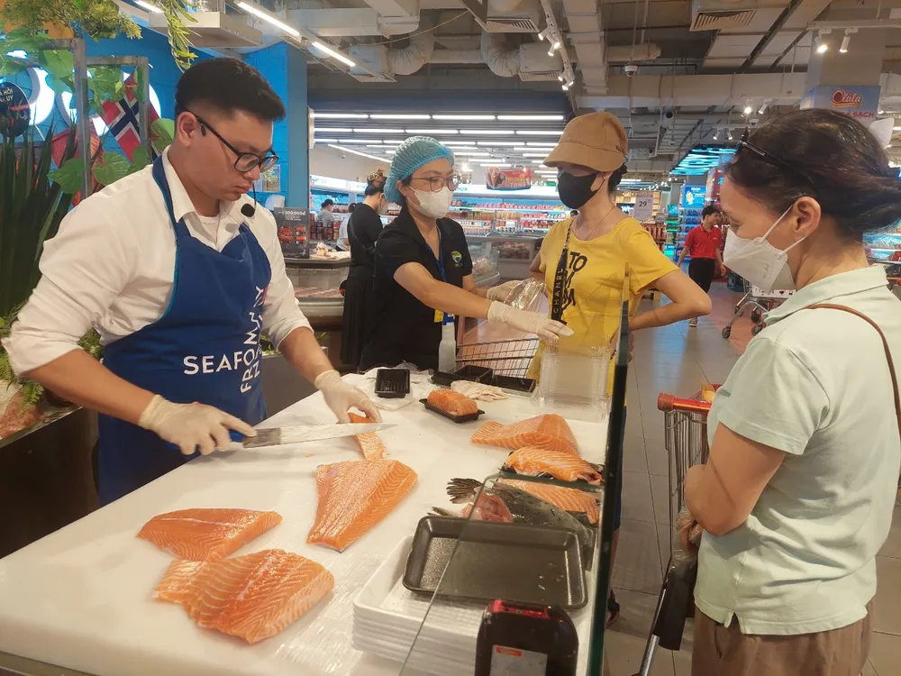 Cá hồi Na Uy được bày bán trong siêu thị WinMart. Ảnh: AH hải sản Na Uy.jpg