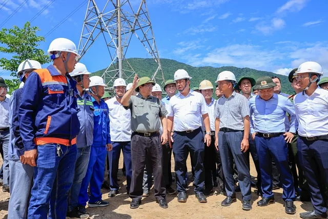 Thủ tướng Phạm Minh Chính kiểm tra, đốc thúc dự án đường dây tải điện 500 kV mạch 3 Quảng Trạch - Phố Nối sáng 2-6. Ảnh: VGP đường dây 500 kV mạch 3.jpeg
