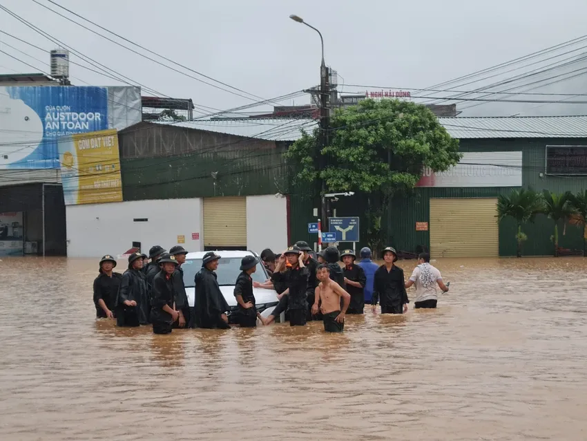 Lực lượng công an cùng người dân di dời tài sản tại Hà Giang. Ảnh CTV lũ trên sông Gâm.jpg