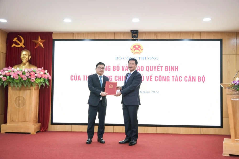 Bộ trưởng Nguyễn Hồng Diên đã trao Quyết định cho ông Trương Thanh Hoài - Cục trưởng Cục Công nghiệp giữ chức Thứ trưởng Bộ Công Thương. Ảnh: BCT ông trương thanh hoài.jpg