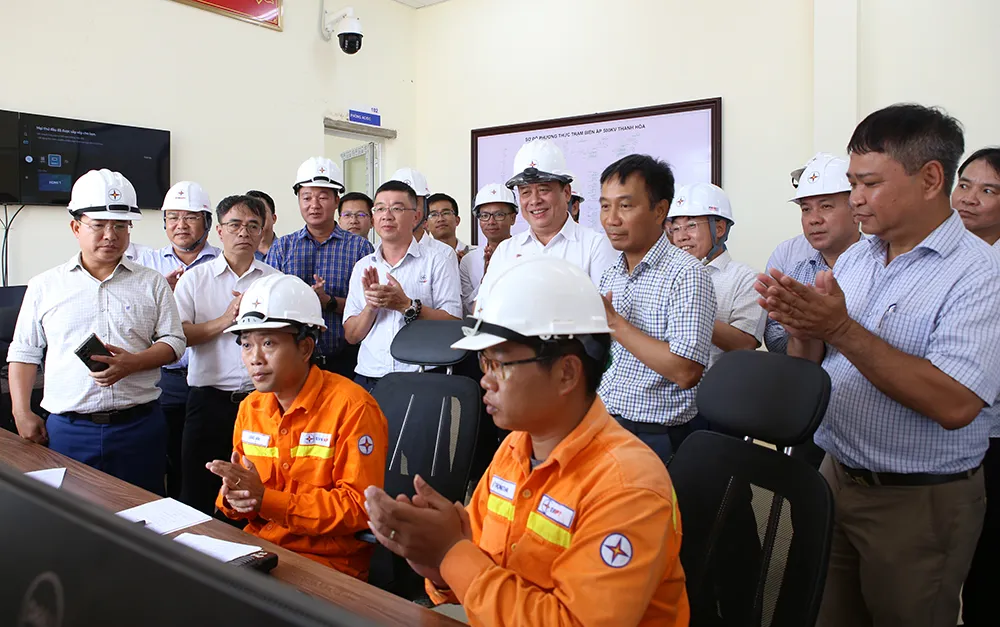 Lãnh đạo EVN, EVNNPT và các đơn vị liên quan chứng kiến thời khắc đóng điện Đường dây 500kV mạch 3 Thanh Hóa - Nam Định. Ảnh: EVNNPT đường dây 500kV mạch 3.jpg
