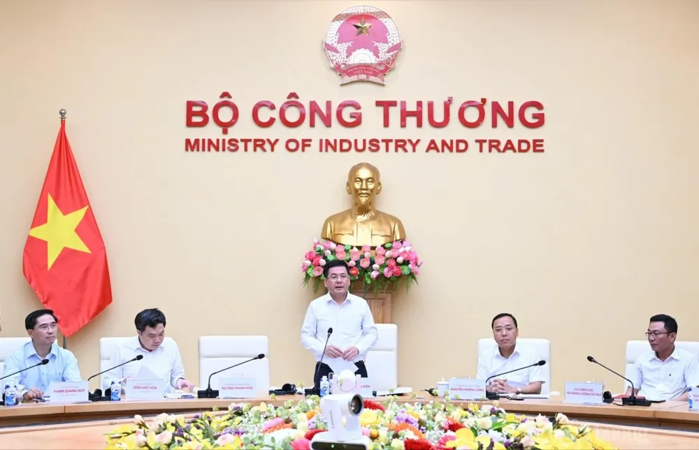 Bộ trưởng Bộ Công Thương Nguyễn Hồng Diên chủ trì hội nghị triển khai Nghị định số 80/2024 của Chính phủ quy định về cơ chế mua bán điện trực tiếp giữa đơn vị phát điện năng lượng tái tạo với khách hàng sử dụng điện lớn (Cơ chế DPPA). Ảnh: CẤN DŨNG giá điện hai thành phần..jpg