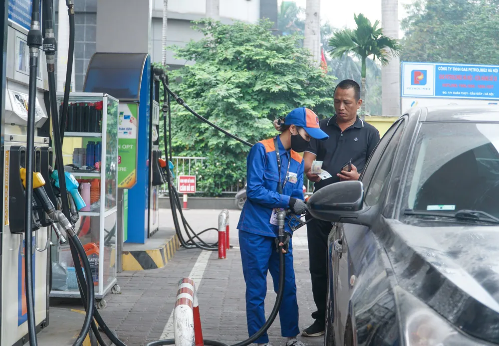 Bộ Công Thương đề xuất doanh nghiệp xăng dầu được tự quyết giá bán nhưng không vượt quá giá được tính toán theo công thức. Ảnh: PHI HÙNG BỘ CÔNG THƯƠNG..jpg