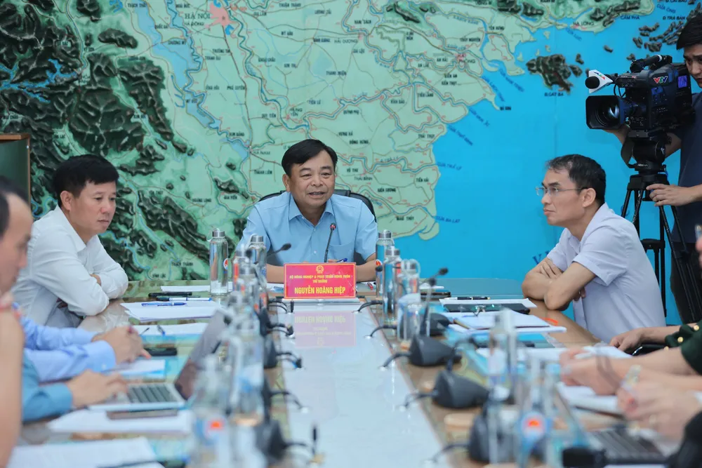 Thứ trưởng Bộ NN&PTNT Nguyễn Hoàng Hiệp phát biểu tại cuộc họp. Miền Trung sẽ mưa liên tiếp ba ngày.jpg