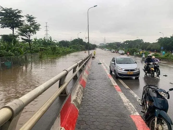 Theo dự báo, miền Bắc tiếp tục mưa lớn. Sáng nay nhiều khu vực ở Hà Nội vẫn còn ngập lụt. Ảnh: MXH miền Bắc tiếp tục mưa lớn.jpg