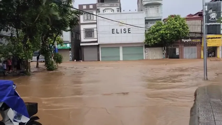 Hoàn lưu bão số 2 gây mưa lũ ở Sơn La, nhiều nơi chìm trong nước. Ảnh: FB mưa lũ ở Sơn La.jpg