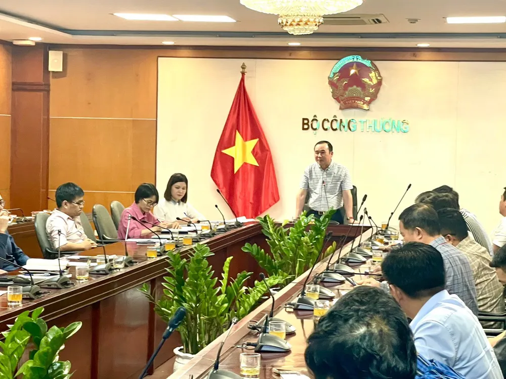 Vụ trưởng Vụ Thị trường trong nước cho biết, Bộ Công Thương đã ban hành quyết định kiểm tra việc duy trì điều kiện kinh doanh của 6 thương nhân đầu mối và 8 thương nhân phân phối xăng dầu. Ảnh: BCT phân phối xăng dầu.jpg