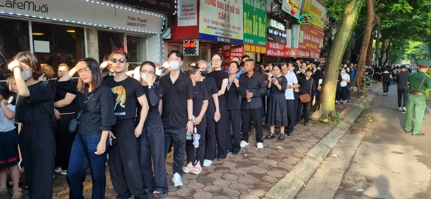 Từ sáng sớm, dòng người đã đổ về Thủ đô Hà Nội để viếng Tổng Bí thư Nguyễn Phú Trọng. Ảnh: VIẾT LONG tổng bí thư Nguyễn Phú Trọng...jpg