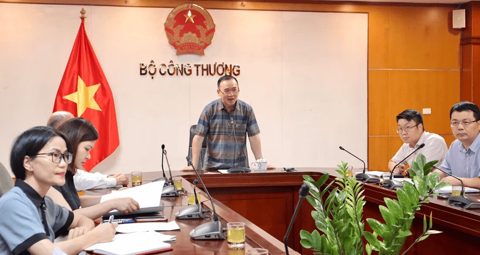 Ông Phan Văn Chinh, Vụ trưởng Vụ Thị trường trong nước, Bộ Công Thương chia sẻ ở hội thảo về đề xuất thành lập Sàn Giao dịch xăng dầu tại Việt Nam. Ảnh: MOIT sàn giao dịch xăng dầu,.png