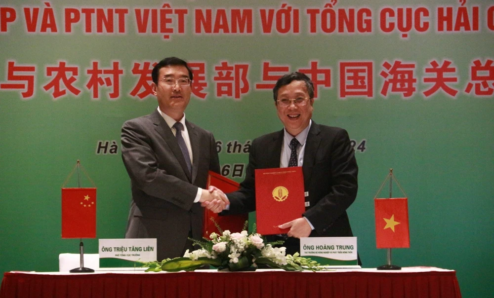 Thứ trưởng Bộ NN&PTNT Hoàng Trung ký nghị định thư với ông Triệu Tăng Liên, Phó Tổng cục trưởng Tổng cục Hải quan Trung Quốc. Ảnh: Cục Thú y xuất khẩu khỉ.png