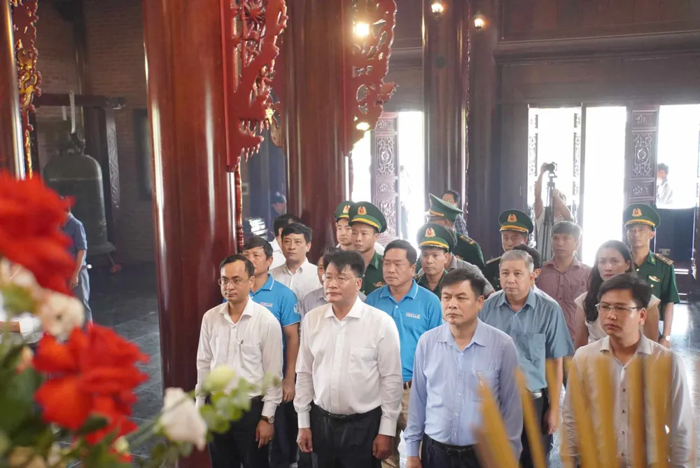 cùng ngư dân thắp sáng đèn trên biển....jpg