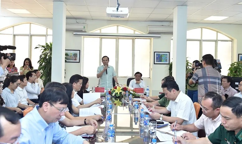 Phó Thủ tướng Trần Lưu Quang làm việc với Bộ NN&PTNT về tình hình chống khai thác IUU chiều 7-8. Ảnh: VGP Chống khai thác IUU.jpg