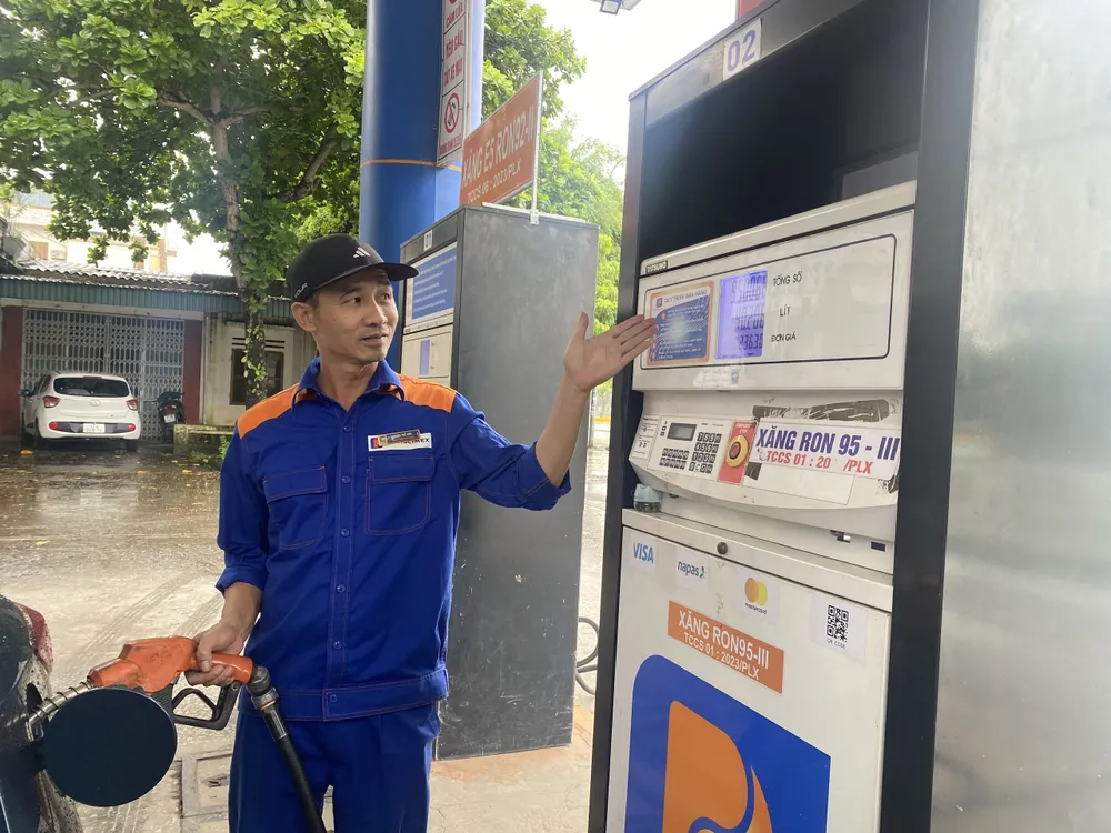 Từ 15 giờ ngày 8-8, giá xăng dầu đồng loạt giảm mạnh đến gần 1.000 đồng/lít. Ảnh: Xuân Nguyễn giá xăng dầu...jpg