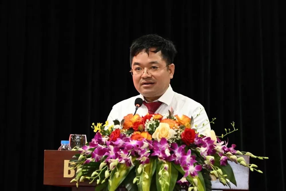 Ông Nguyễn Văn Minh, Tổng Biên tập Báo Công Thương báo cáo tổng kết cuộc thi chính luận về bảo vệ nền tảng tư tưởng của Đảng trong ngành Công Thương năm 2024. Ảnh: CẤN DŨNG ngành công thương.,.jpg