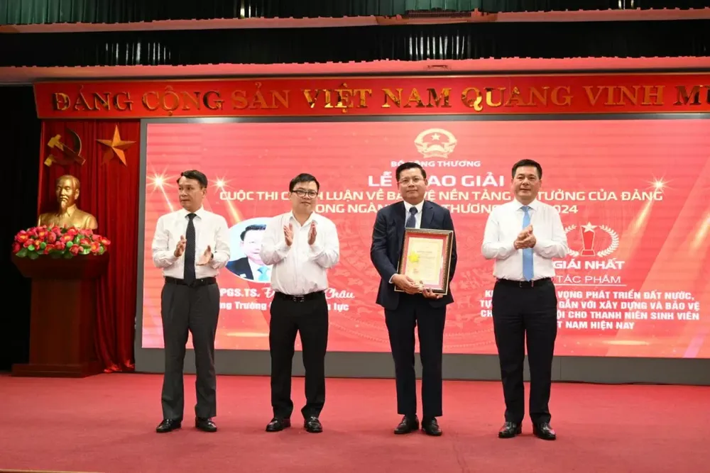 Bộ trưởng Nguyễn Hồng Diên (ngoài cùng bên phải) và Thứ trưởng Bộ Công Thương Trương Thanh Hoài, Phó Chủ tịch Thường trực Hội Nhà báo Việt Nam Nguyễn Đức Lợi (ngoài cùng bên trái) trao chứng nhận giải Nhất cho tác giả PGS.TS Đinh Văn Châu. Ảnh: CẤN DŨNG ngành công thương...jpg