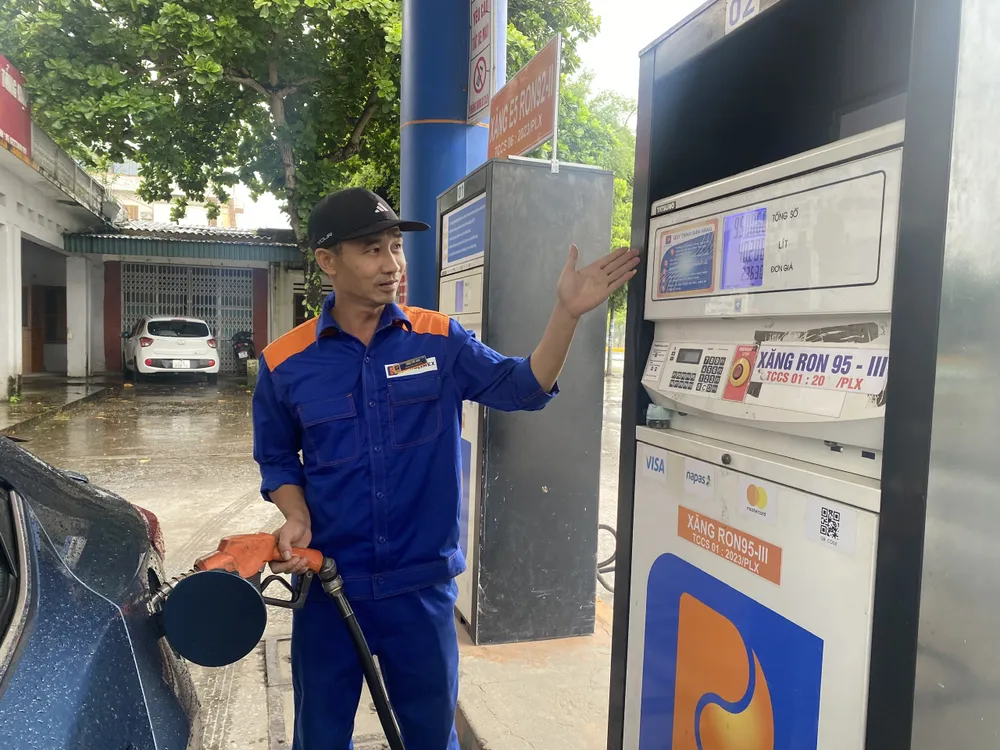 Kỳ điều hành ngày 15-8 giá xăng dầu được điều chỉnh tăng nhẹ. Ảnh: XUÂN NGUYỄN giá xăng dầu.,,.jpg